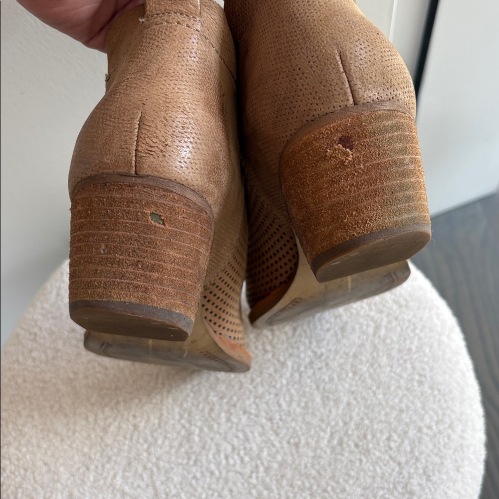 Dolce Vita Sonya Perforate Taupe Suede Ankle Bootie 7 GUC - Picture 6 of 9